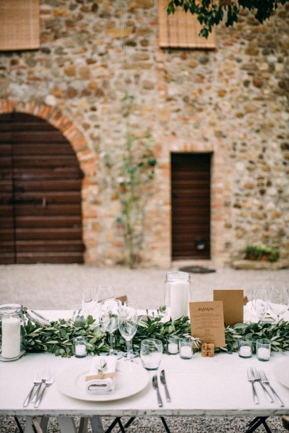 Table setting Tuscan borgo with eucalyptus garland