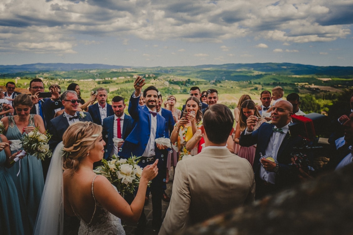 Bridal-couple-church-countryside-Chianti