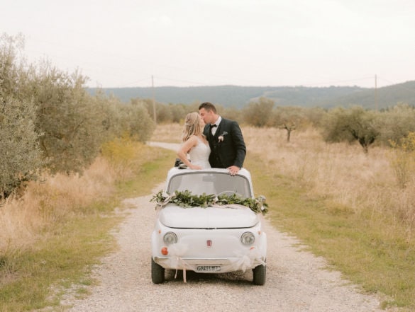 German spouses kissing in Vintage Fiat 500