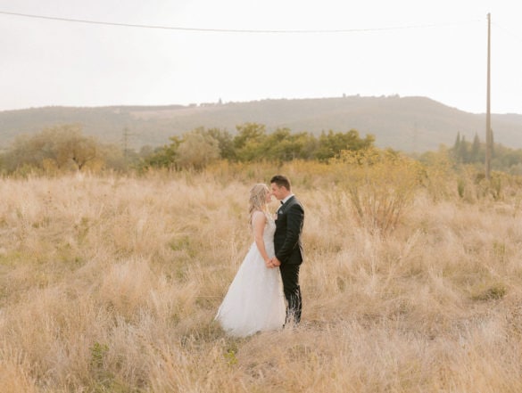 Wedding photos in Tuscany German spouses in the country side of Siena.