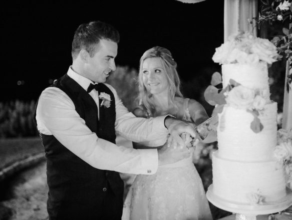 Happy spouses cutting the Tuscan wedding cake.