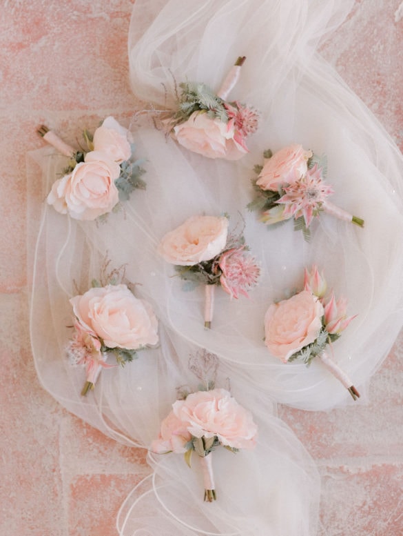 Buttonholes in blush colors for the bridal party.