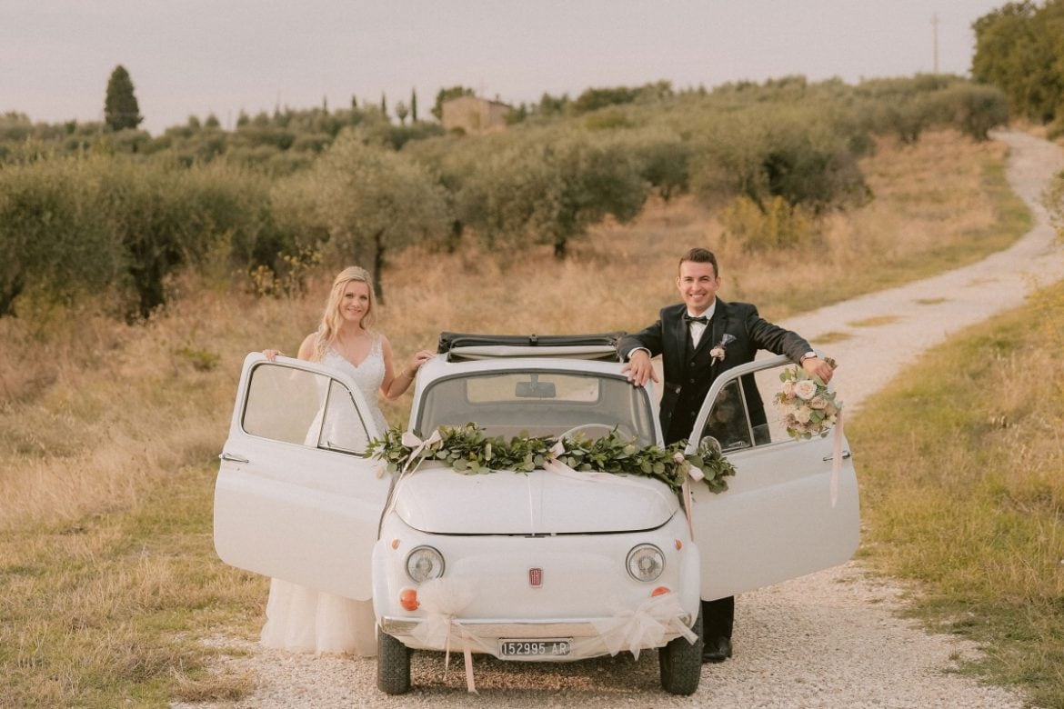 bruidspaar in vintage fiat 500 Toscaanse heuvels