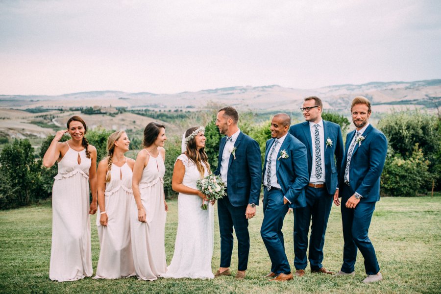 Photo shoot spouses and witnesses in Val d'Orcia Tuscany