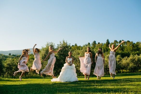 Lustiges Hochzeitsporträt einer Braut und ihrer Brautjungfern in den Hügeln der Toskana