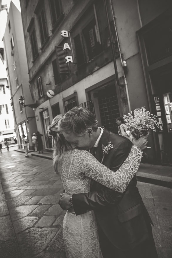 Black and white photo of spouses embracing eachother in Florence