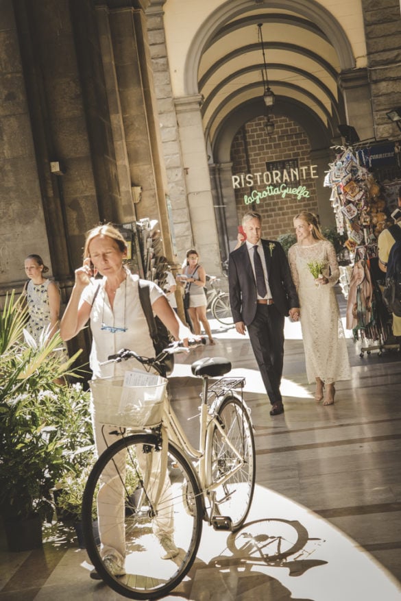 Elopement photo shoot under the arches of Via Pellicceria Firenze