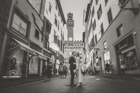 Bridal couple in front of Palazzo Vecchio Florence