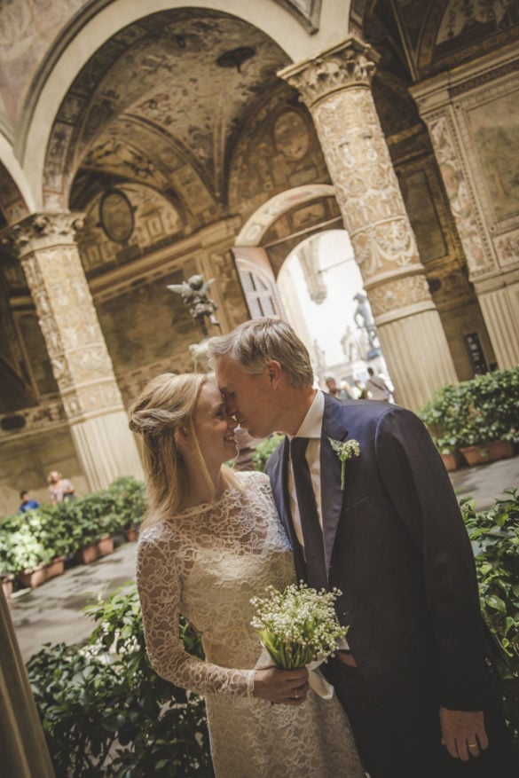 Newlyweds at courtyard of Palazzo Vecchio