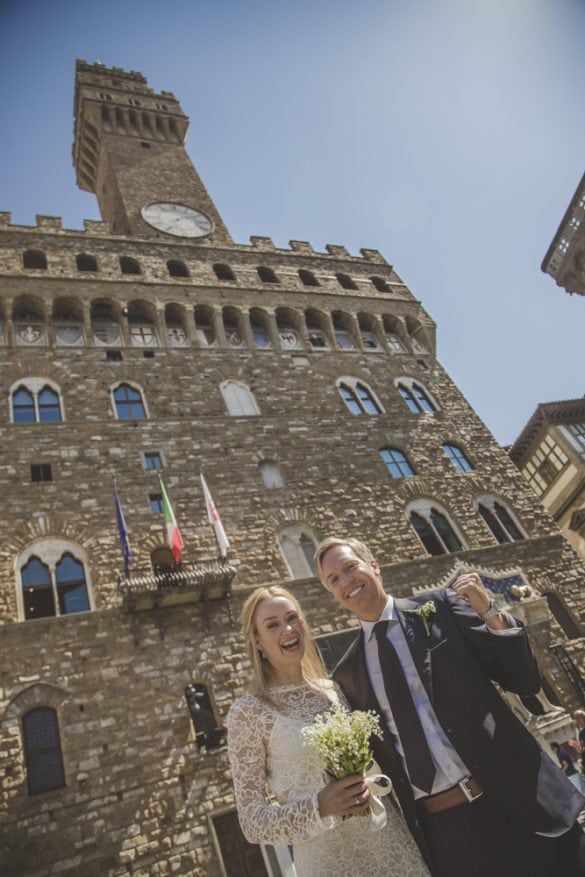 Newlyweds from USA in front of Palazzo Vecchio