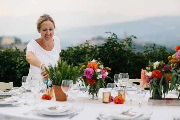 Hochzeitsplanerin in der Toskana bereitet die Hochzeitstafel vor