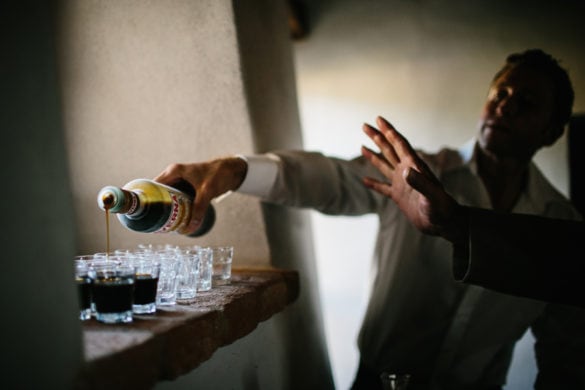 Bräutigam trinkt mit seinen Freunden vor der Hochzeit in der Toskana