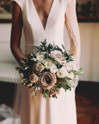 Beautiful bridal bouquet with white and majolica spray roses, quicksand roses and olive branches 🌸 created by @stiatti_fiori_ 
…
Photo: @danielevertelli 
Video: @vertigoweddingfilms 
Wedding planner: @kathrindobmann from @conamoreweddings 
…
#bouquet #weddinginspiration #bestdayever #weddingintuscany #brautstrauss #hochzeittoskana #hochzeitsplanerintoskana