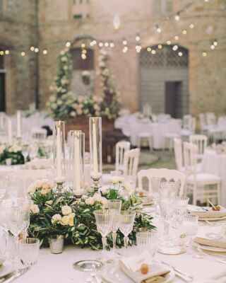 Weddingdinner in the courtyard of beautiful venue nearby Siena, Tuscany 🇮🇹. Tables were perfectly decorated by @stiatti_fiori_ . The caterer @deliziaricevimenti spoiled the guests with a delicious three-courses menu 🍽🍷
…
Photo: @danielevertelli @beatricemoricciphotographer 
Video: @vertigoweddingfilms
Music: @thelondonessentials and @saxobeatz_djandsax 
Lights: @weddingcentralhouse 
Hair&Makeup: @barbaracorso_ 
…
#weddingdinnertuscany #destinationwedding #flowerdecoration