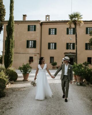 If we have each other, we have everything❤️ An unforgettable day for our couple A&N, who have chosen this beautiful Tuscan Villa to celebrate their wedding 💍
…
Photo: @octaviaplusklaus 
Flowers: @stiatti_fiori_ 
Hair&Make-Up: @karinamakeupcreative 
…
#weddingintuscany #getmarriedinvilla #italianwedding #couplephotos #hochzeittoskana #hochzeitsvilla #paarfotos #conamoreweddings