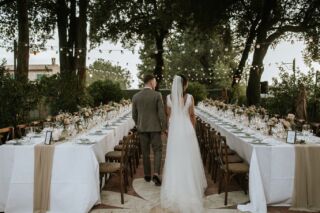 One of our favorite moment is when we take the newlyweds to see the wedding dinner decoration before the arrival of their guests ❤️
…
Photo: @octaviaplusklaus 
Flower design: @stiatti_fiori_ 
Rental: @preludiodivisionenoleggio 
…
#tabledecoration #dinneralfresco #outdoorwedding #weddinginspiration #weddingintuscany #heiratentoskana #blumendekoration #hochzeitsdinner #hochzeitsplanerintoskana #conamoreweddings