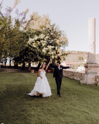 Entrance of our beautiful newlyweds to join their guests for the “aperitif” 🥂This cocktail hour after the wedding ceremony is a very relaxing time to spend with your guests ❤️
…
Photo: @hochzeitslicht 
Video: @emotionalmovie 
Catering: @galateoricevimenti 
Flowers: @stiatti_fiori_ 
Bride: @natalieimrausch 
…
#weddinginitaly #bestdayinlife #tuscanwedding #realwedding #hochzeitinitalien #echtehochzeit #traumhochzeittoskana #conamoreweddings