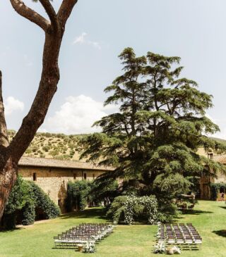 Beautiful setting for the wedding ceremony 🌸🌲
We can’t wait to start with the wedding season 2023 and to create again unforgettable moments 💕
…
Photo: @daniloandsharon 
Flowers: @stiatti_fiori_ 
Catering: @guidilencicatering 
….
#weddingintuscany #realwedding #tuscandreams #weddingceremony #trauungimfreien #hochzeitindertoskana #hochzeitsplaneritalien #conamoreweddings❤️