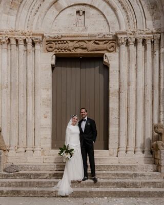 So happy to show you the photos of our first wedding in 2023 ♥️
Kathleen and Drake got married in one of the most beautiful churches in Tuscany 🇮🇹
…
Photos: @monicaleggioweddings 
Flowers: @elenamainoldifloraldesigner 
Video: @scrfilms_ 
Planning: @conamoreweddings 
…
#weddinginpienza #getmarriedintuscany #catholicwedding #weddingplanertuscany