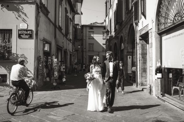 Hochzeitspaar in den Straßen von Lucca Schwarz-Weiß-Bild