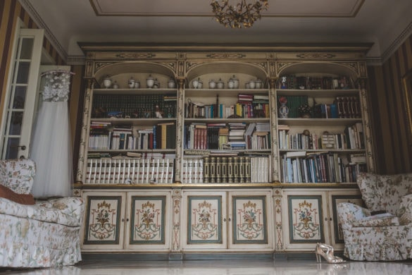 Detailbibliothek mit Brautkleid und Hochzeitsschuhen Hochzeitsvilla