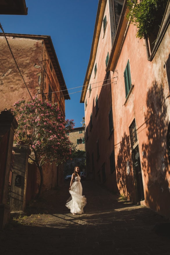 Braut auf der Straße vor der Hochzeitsvilla