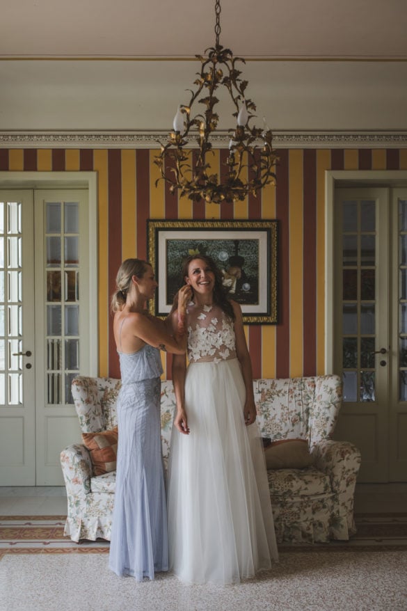 Detail Hochzeitsvilla mit Braut und Brautjungfer