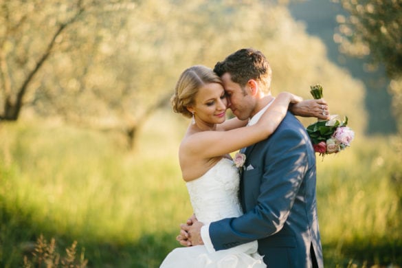 Hochzeitsporträt von Braut und Bräutigam in den Weinbergen eines Schlosses