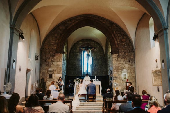 Brautpaar für den Altar zur Hochzeit in der Kirche Monteriggioni