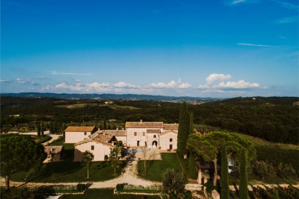 Drohnenansicht von Borgo in Monteriggioni Hochzeitsvilla