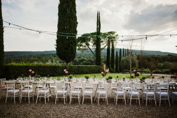 Toskanisches Hochzeitsmahl unter freiem Himmel, eleganter Esstisch Toskana mit Artischocke Herzblume