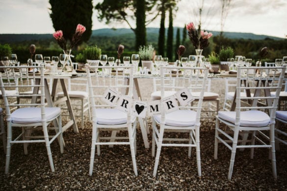 Toskanisches Hochzeitsmahl unter freiem Himmel, eleganter Esstisch mit Artischocke Herzblume