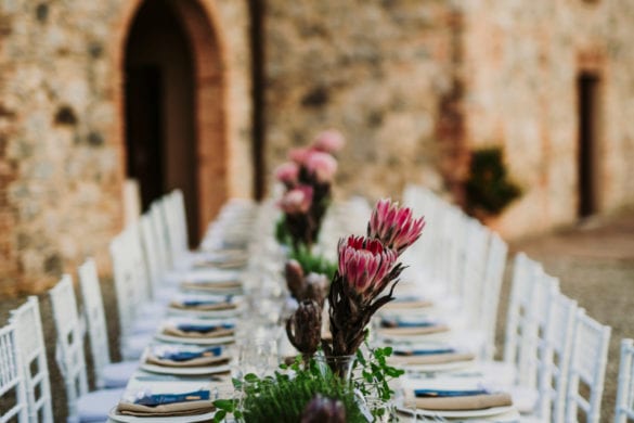 Toskanisches Hochzeitsmahl unter freiem Himmel in einem Innenhof eines Borgo.