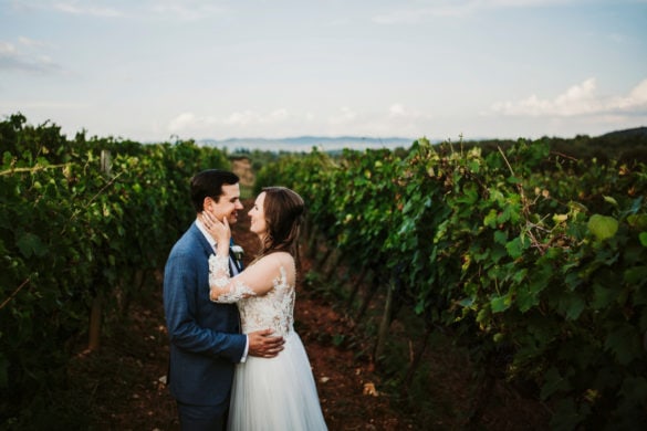 Fotoshooting Hochzeitspaar im Weinberg mit Monteriggioni im Hintergrund