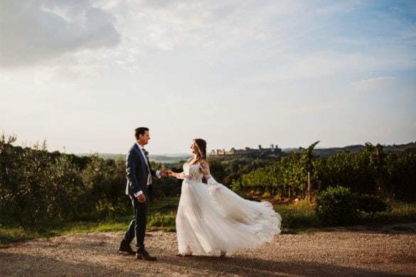 Fotoshooting Hochzeitspaar im Weinberg mit Monteriggioni im Hintergrund